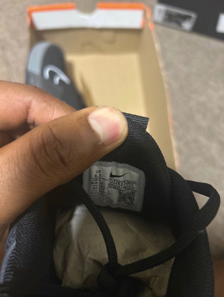 Immagine di Nike black and grey athletic shoes 5