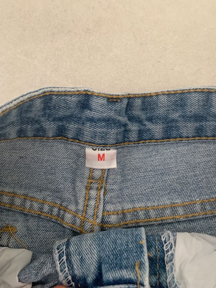 Denim Skirt With Distressed Details And Text Print obraz 4