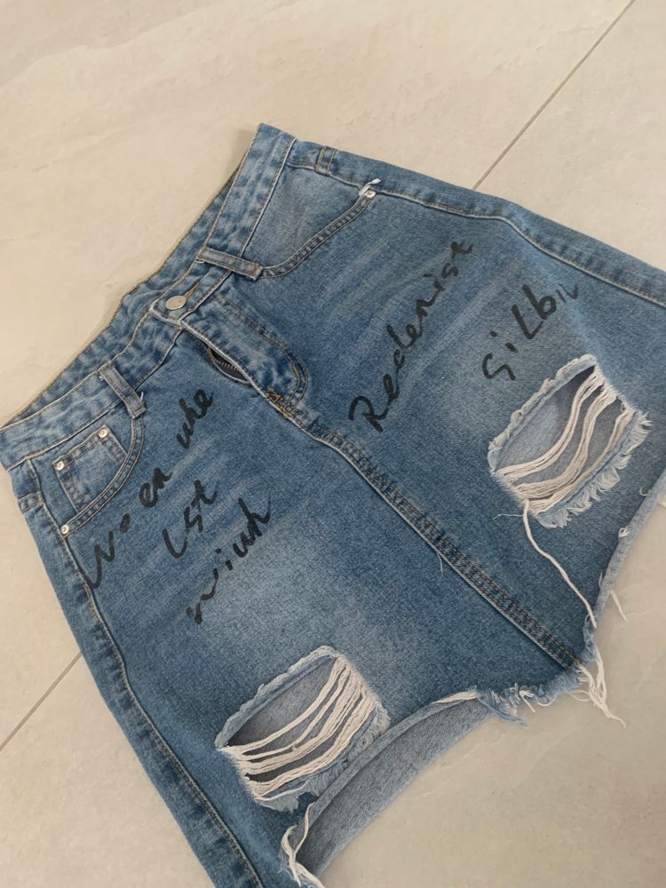 Denim Skirt With Distressed Details And Text Print obraz 2
