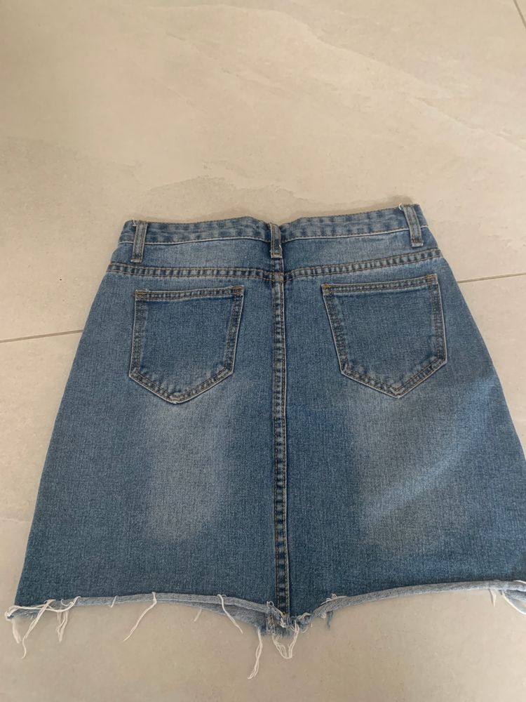 Denim Skirt With Distressed Details And Text Print obraz 3