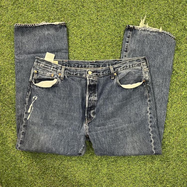 Blue Levis 501 jeans image 4