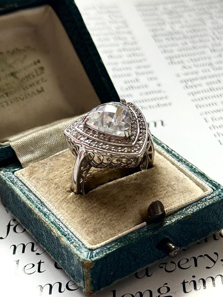 Stunning vintage Sterling Silver Trillion-Cut Cubic Zirconia Halo Ring - Size L 