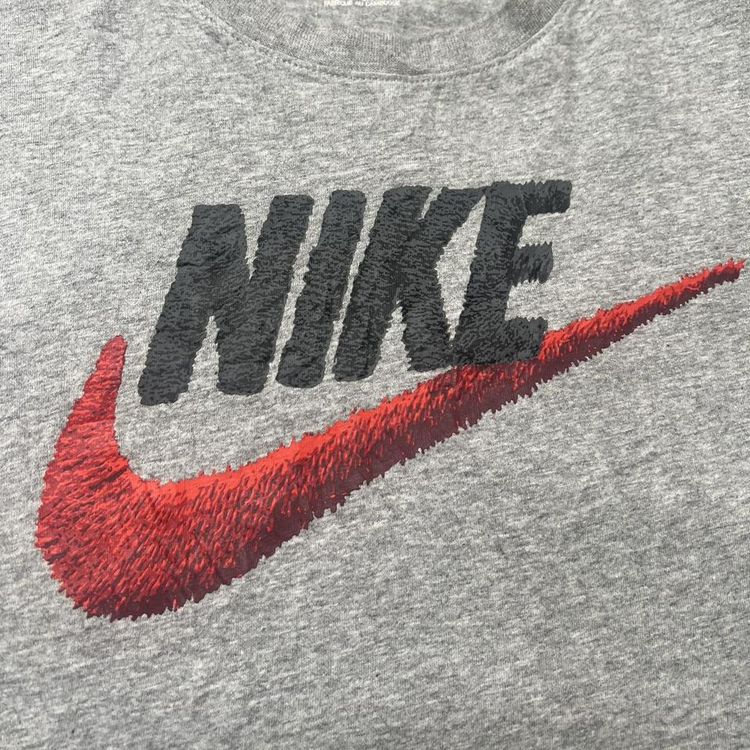 Nike fluffy graphic t-shirt imagen 2