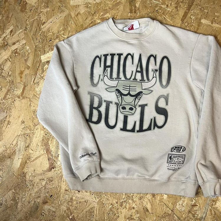 Vintage Mitchell & Ness NBA x Chicago Bulls Graphic Sweatshirt 2
