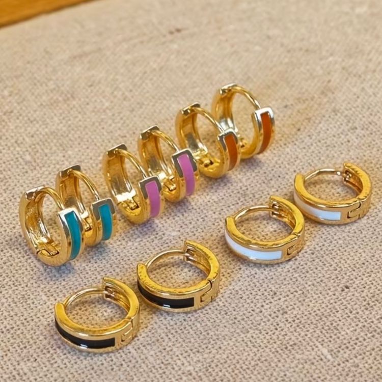 Immagine di White Gold-Tone Enamel Hoop Earrings 2