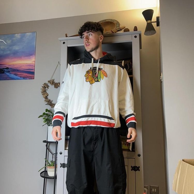 Vintage Reebok NHL x Chicago Blackhawks Graphic Hoodie image 5