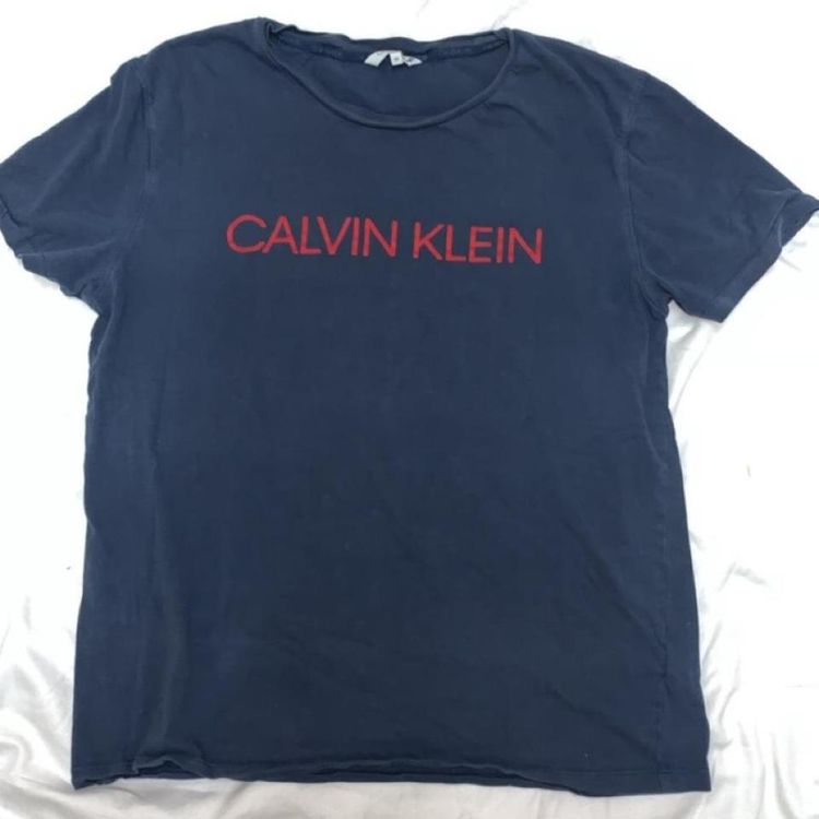 -Calvin Klein T-shirt