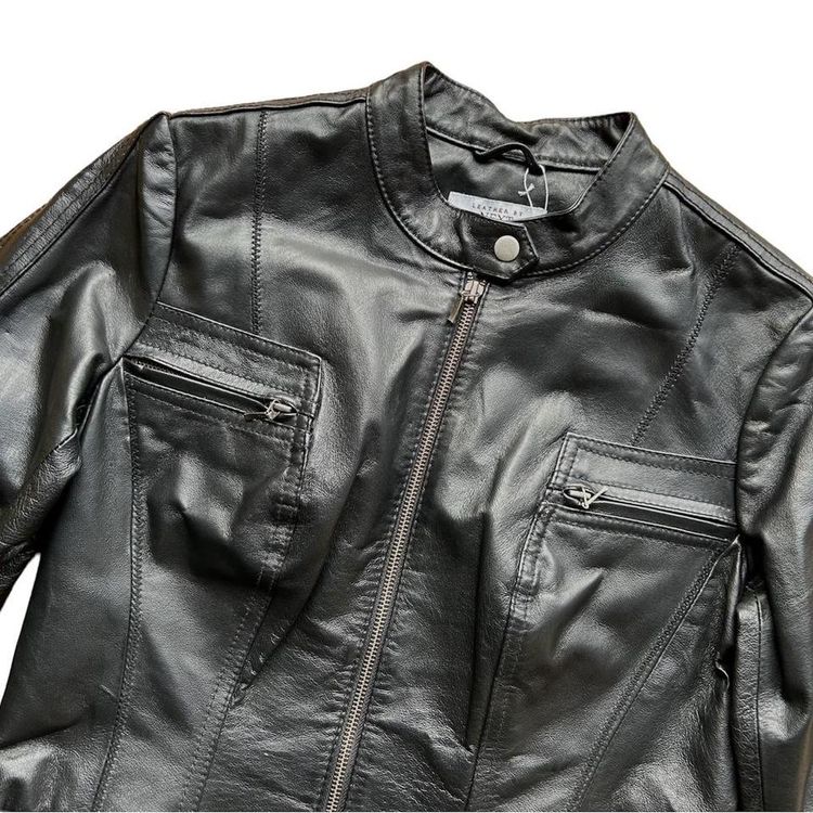 Black real leather zip up moto style jacket with silver hardware and buckle details imagen 3