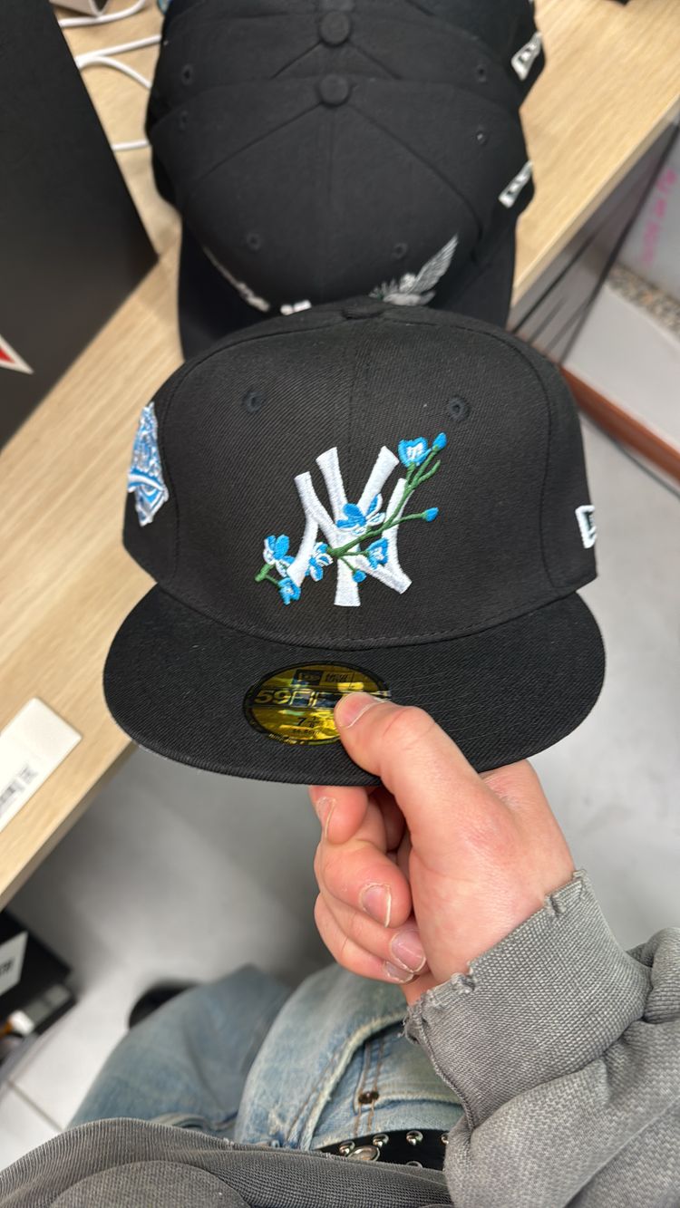 New Era Black Baseball Cap With Ny Logo And Blue Floral Embroidery