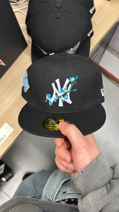 New Era Black Baseball Cap With Ny Logo And Blue Floral Embroidery