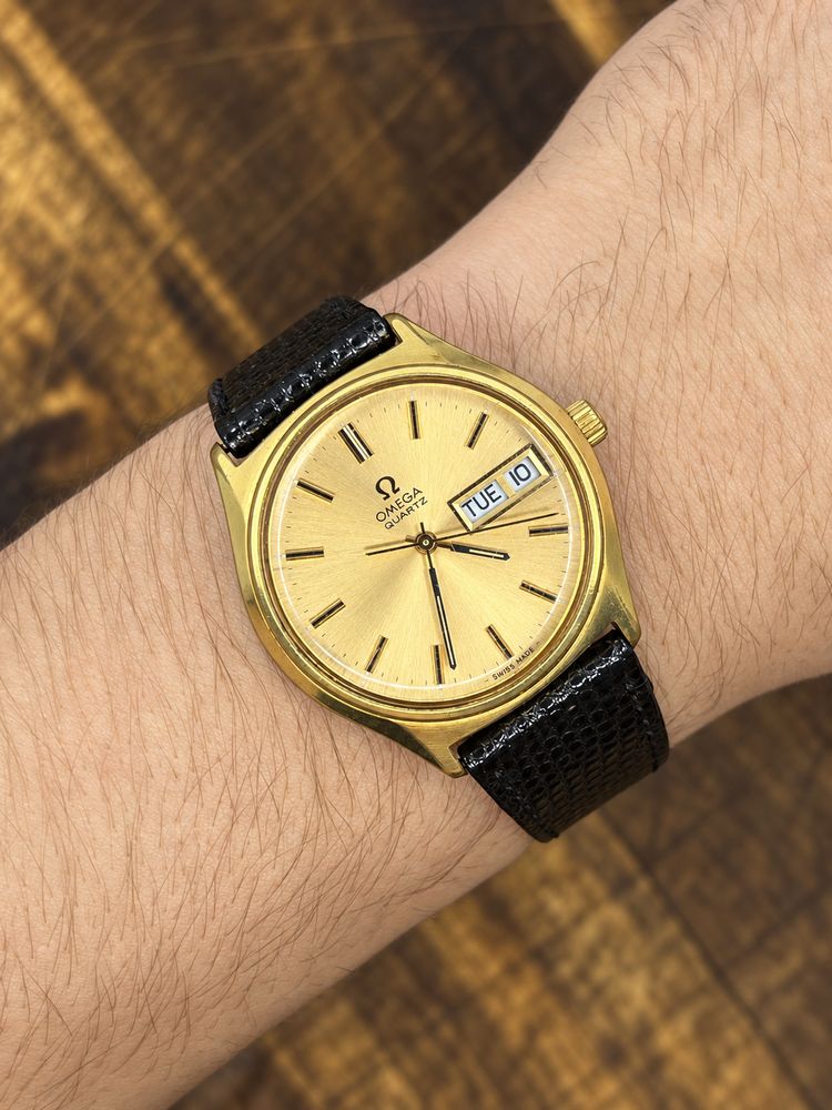 Vintage Omega Quartz Day-Date Gold Tone Watch – Champagne Dial imagen 2