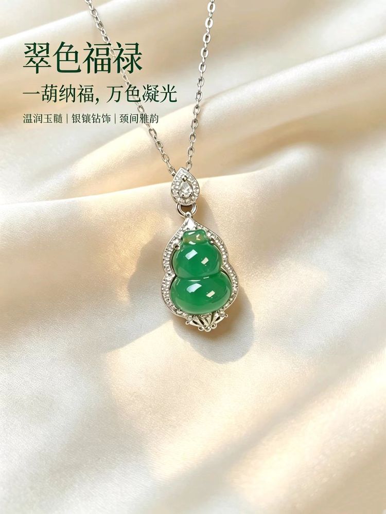 Green Jade Pendant Necklace imagen 1