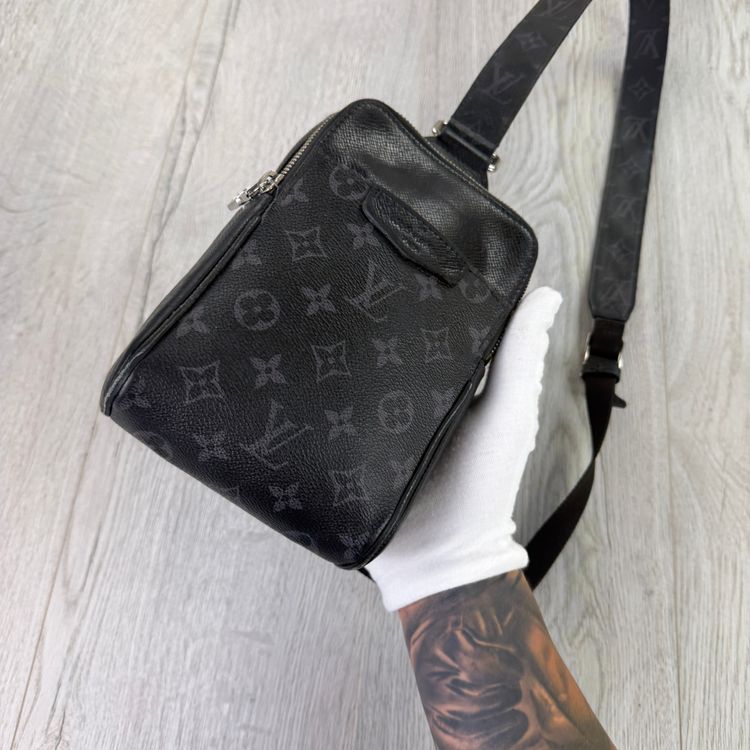 Immagine di Louis Vuitton Men’s Black Sling Small Side Bag 8