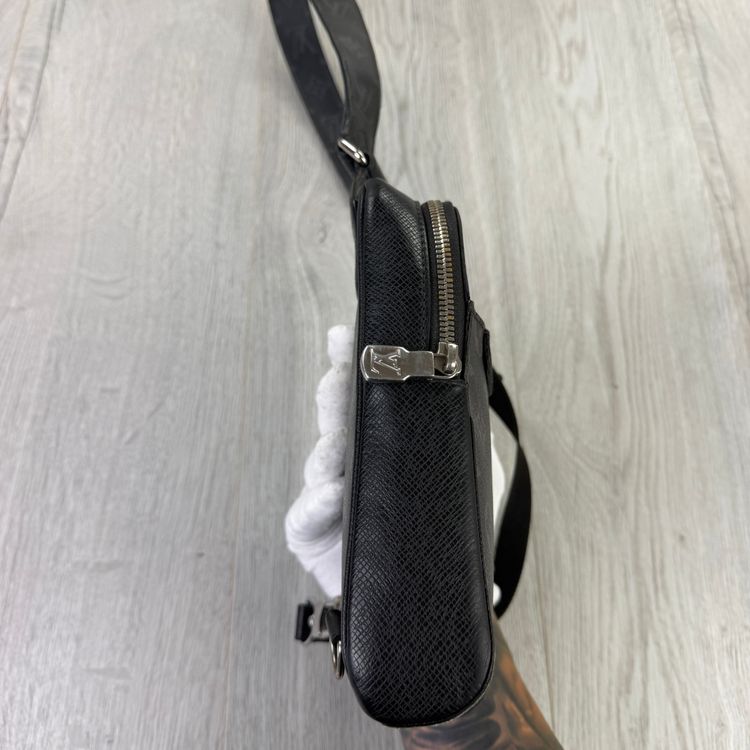 Immagine di Louis Vuitton Men’s Black Sling Small Side Bag 12