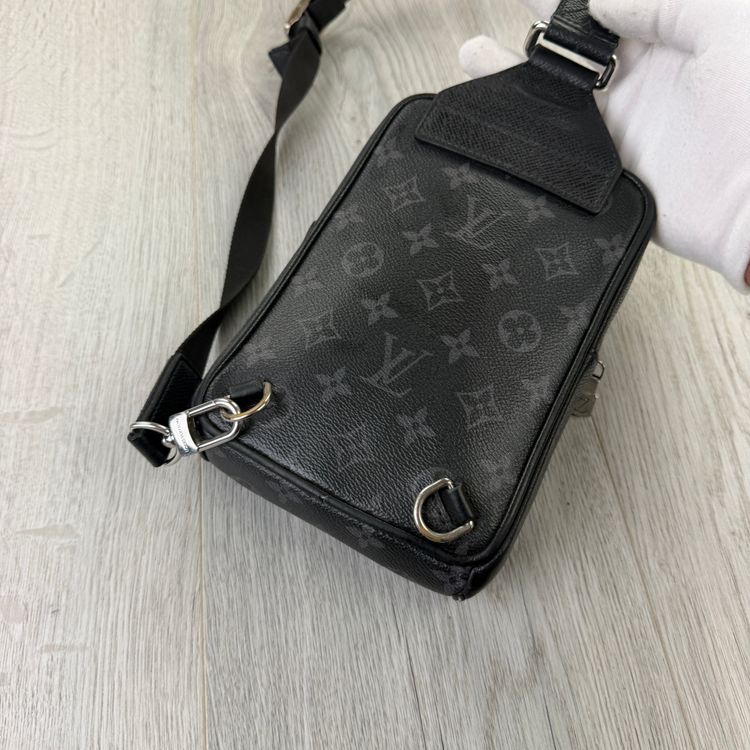 Immagine di Louis Vuitton Men’s Black Sling Small Side Bag 9