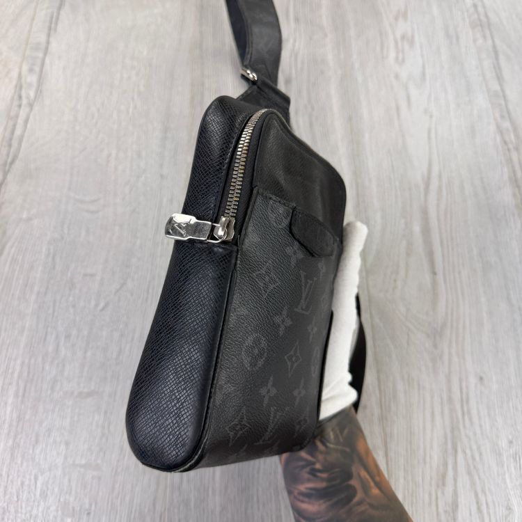 Immagine di Louis Vuitton Men’s Black Sling Small Side Bag 3