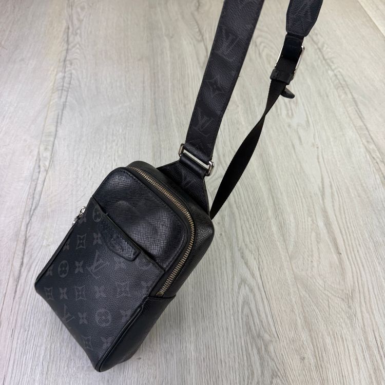 Immagine di Louis Vuitton Men’s Black Sling Small Side Bag 2