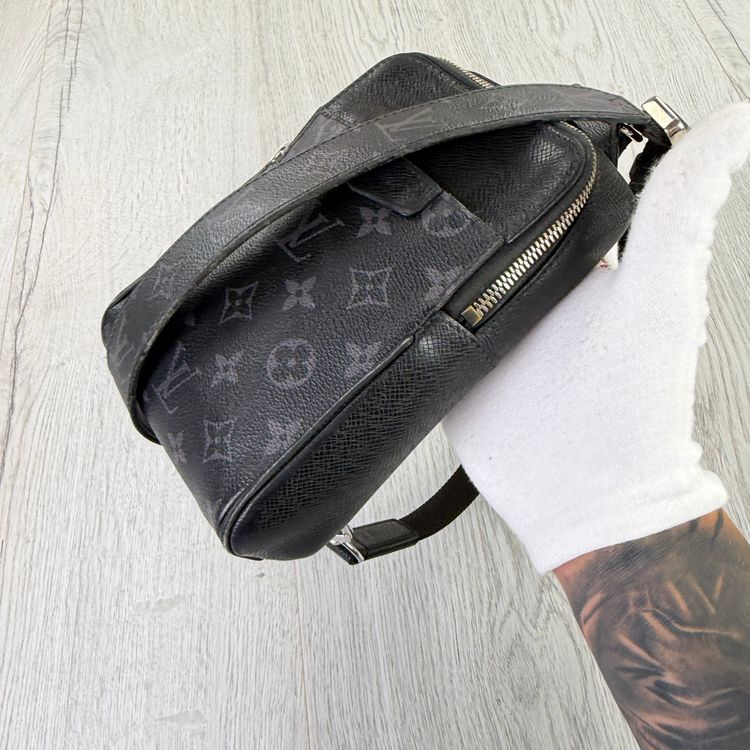 Immagine di Louis Vuitton Men’s Black Sling Small Side Bag 4