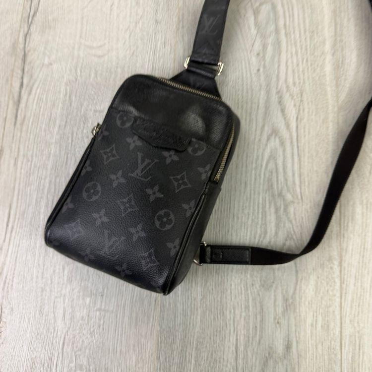 Immagine di Louis Vuitton Men’s Black Sling Small Side Bag 10