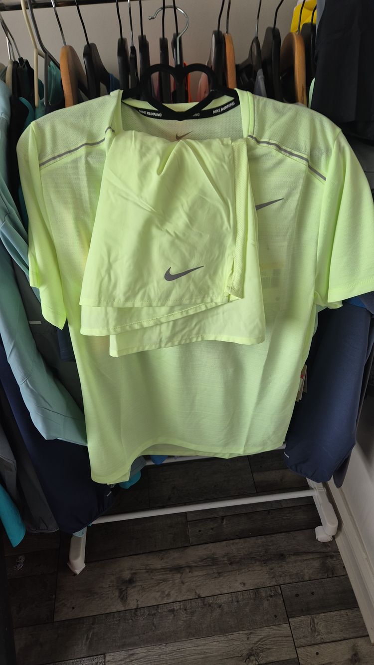 Nike Miler T-Shirt Shirt And Shorts Set Volt