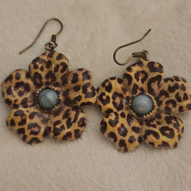 Flower-Shaped Earrings image 2