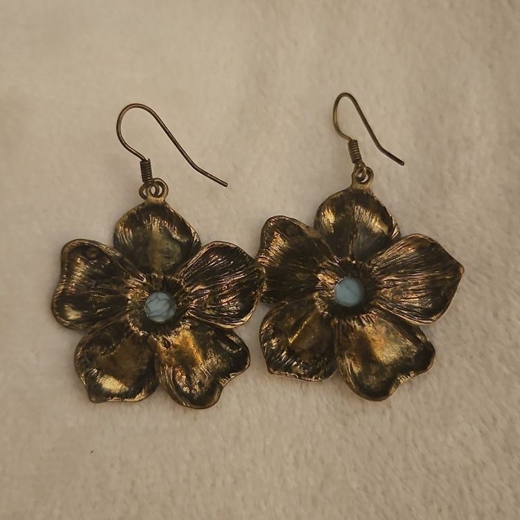 Flower-Shaped Earrings image 3