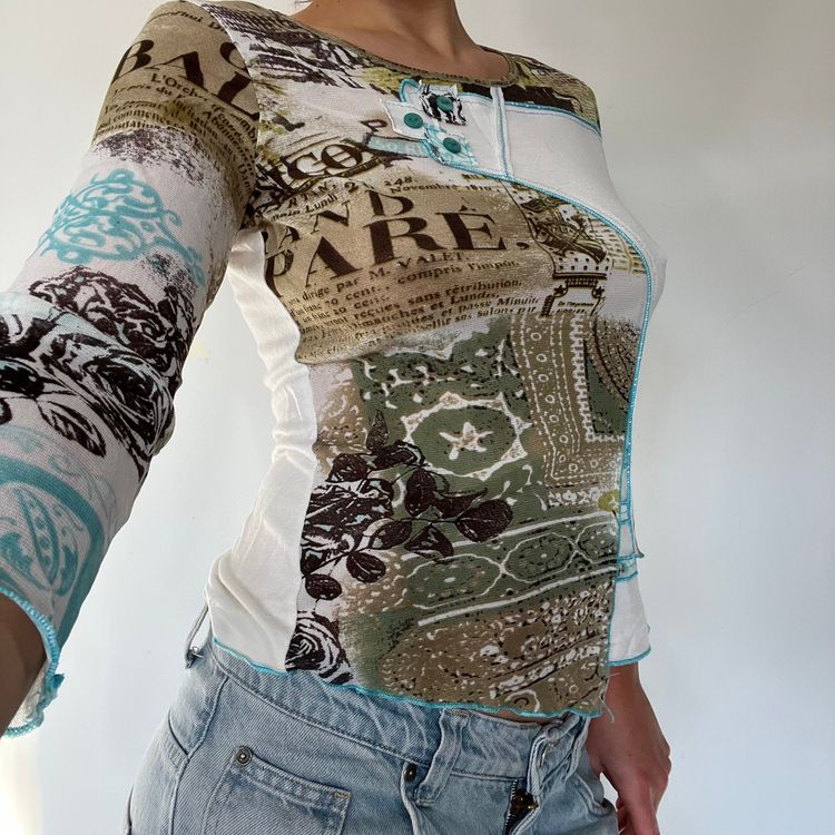 Y2K graphic print long sleeve top - Size S/M imagen 2