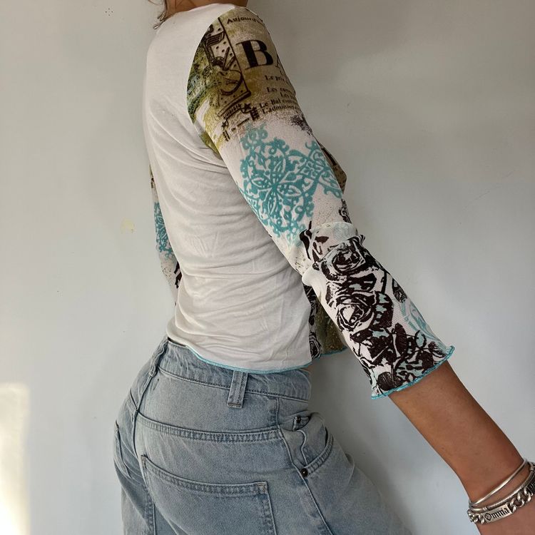 Y2K graphic print long sleeve top - Size S/M imagen 3