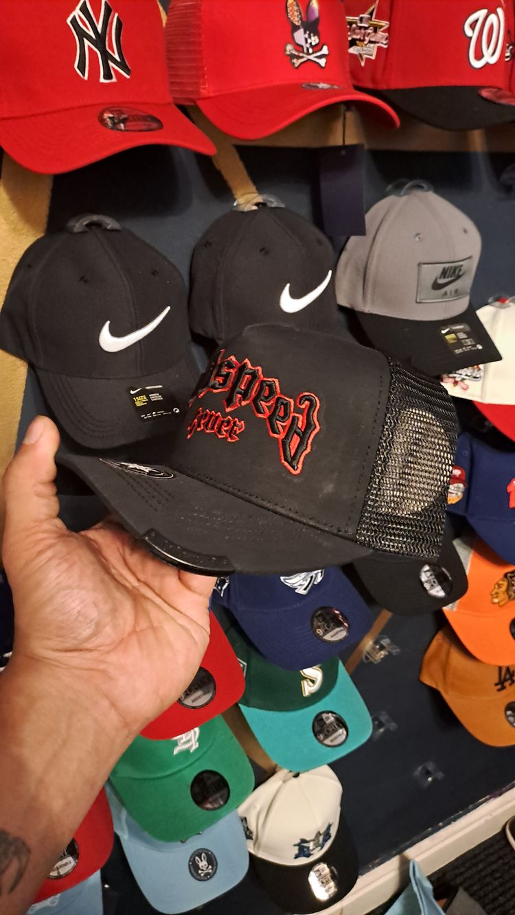 Black Mesh Trucker Cap With Red Embroidered Text obraz 2