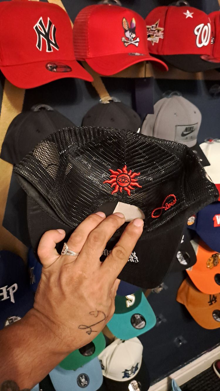 Black Mesh Trucker Cap With Red Embroidered Text obraz 3