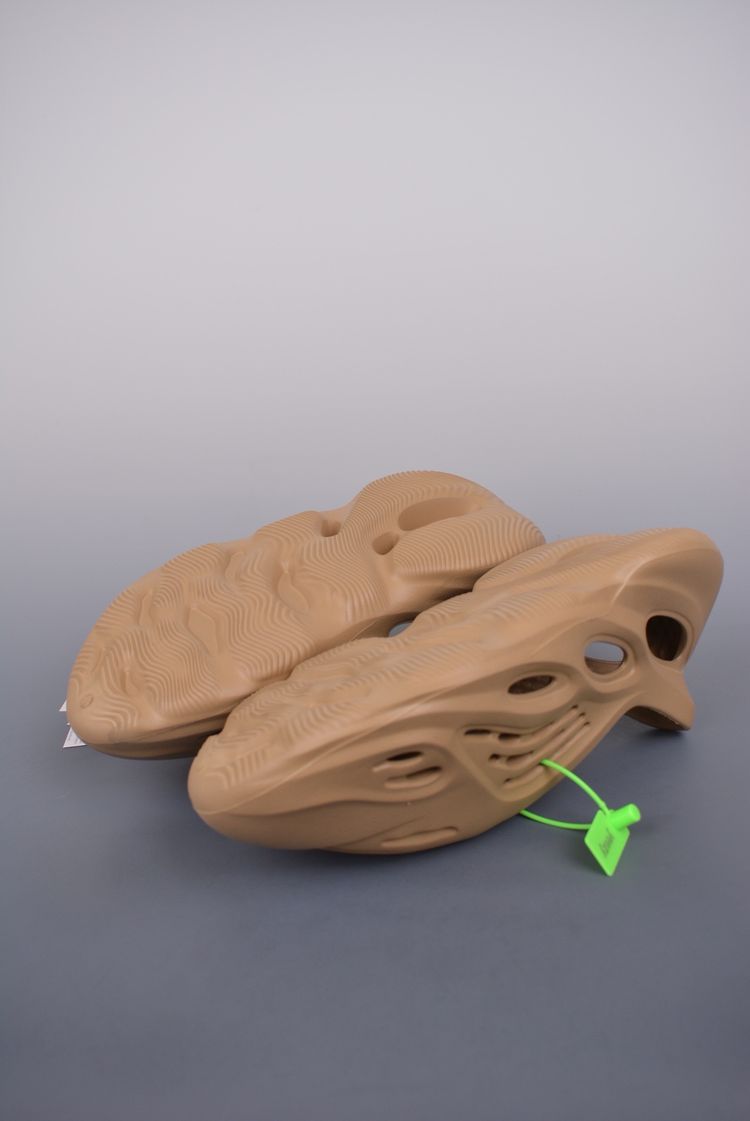 Brown Slip-On Shoes With Cut-Out Design image 2