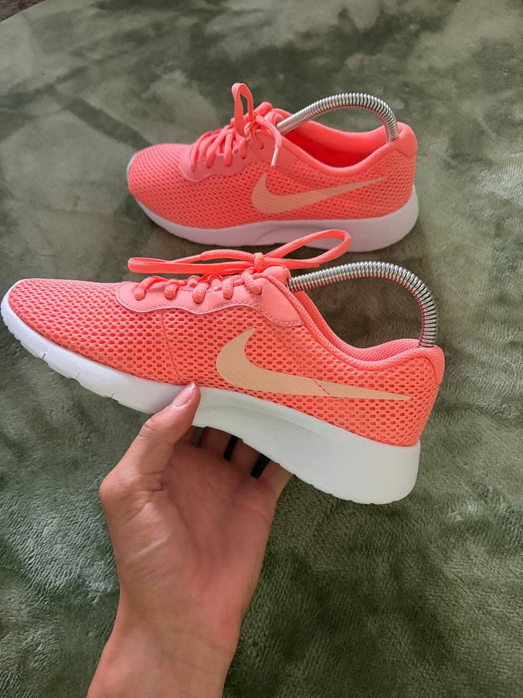 Nike Tanjun Trainers Pink Coral UK 5 Youth 5.5Y Women’s Lightweight Running Shoes