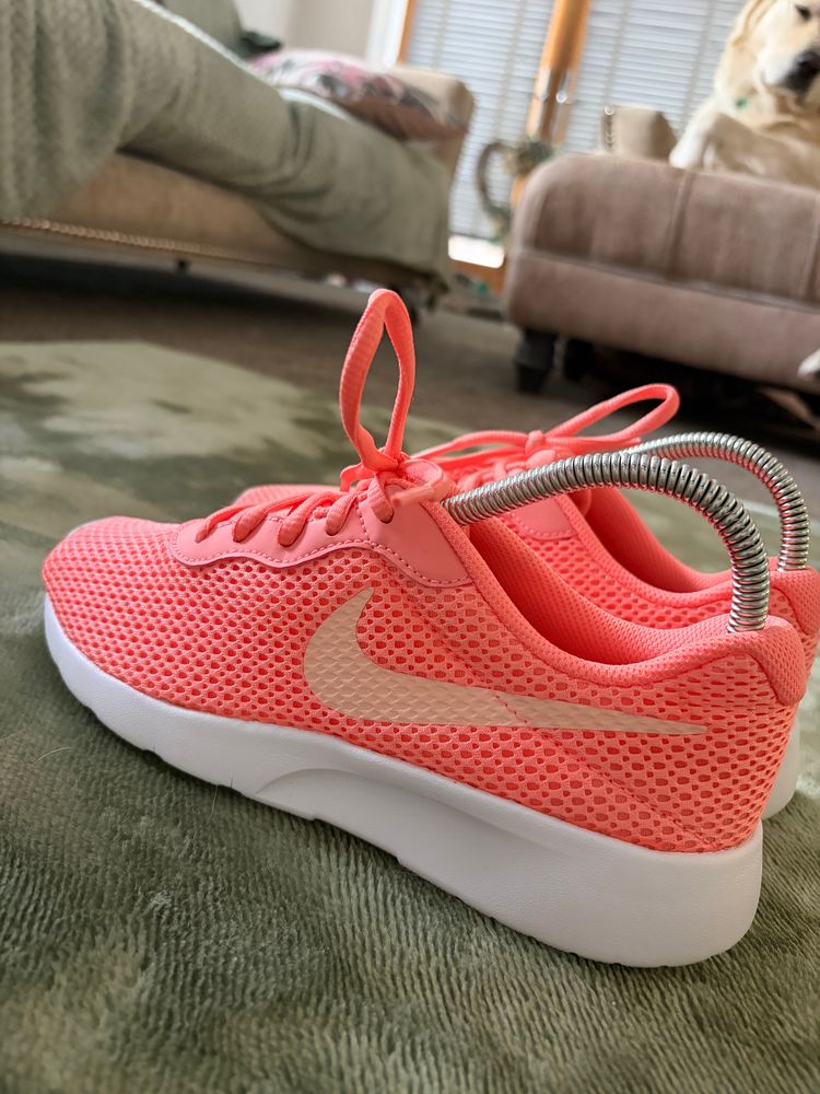 Nike Tanjun Trainers Pink Coral UK 5 Youth 5.5Y Women’s Lightweight Running Shoes image 2