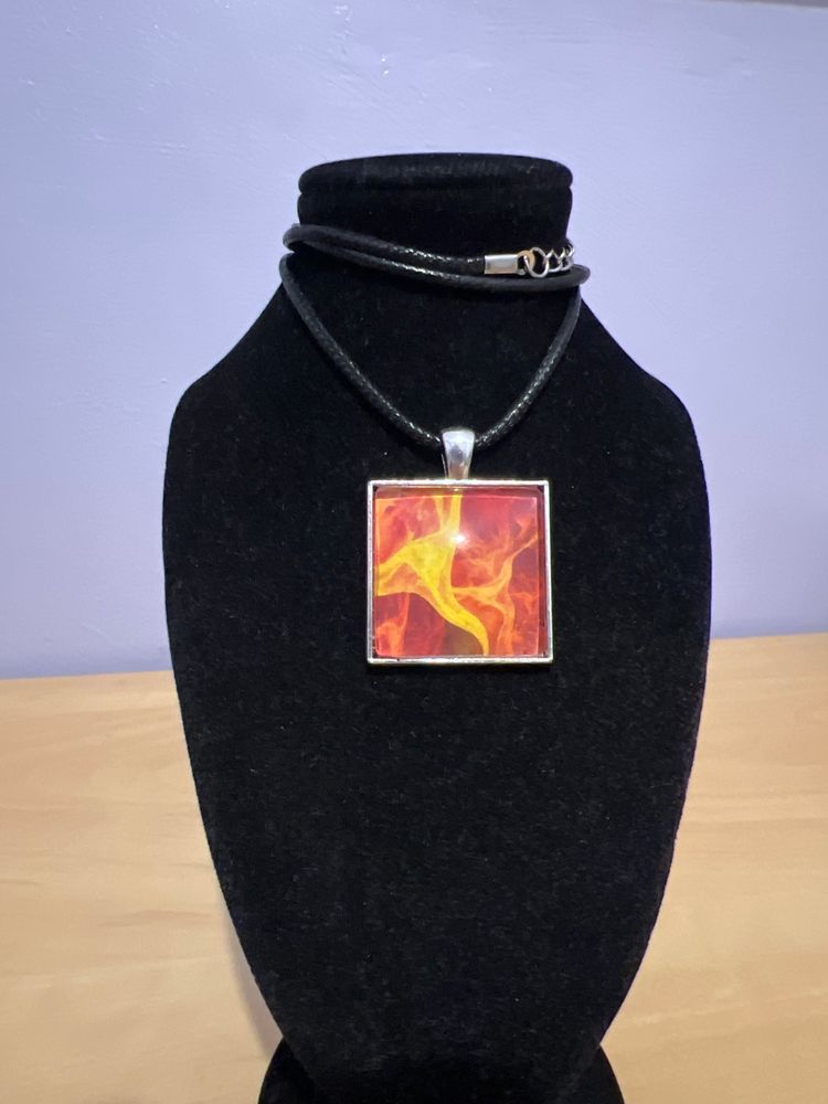 BRAND NEW GLASS NECKLACE UNIQUE DESIGN