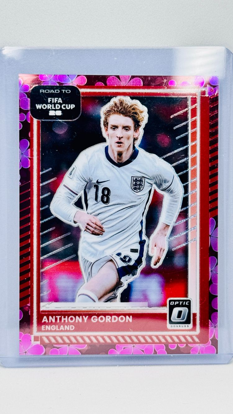 Immagine di Anthony Gordon - Inglaterra - Plum Blossom Prizm - Short Print (SP) - Panini Donruss Road to FIFA World Cup 2026 1