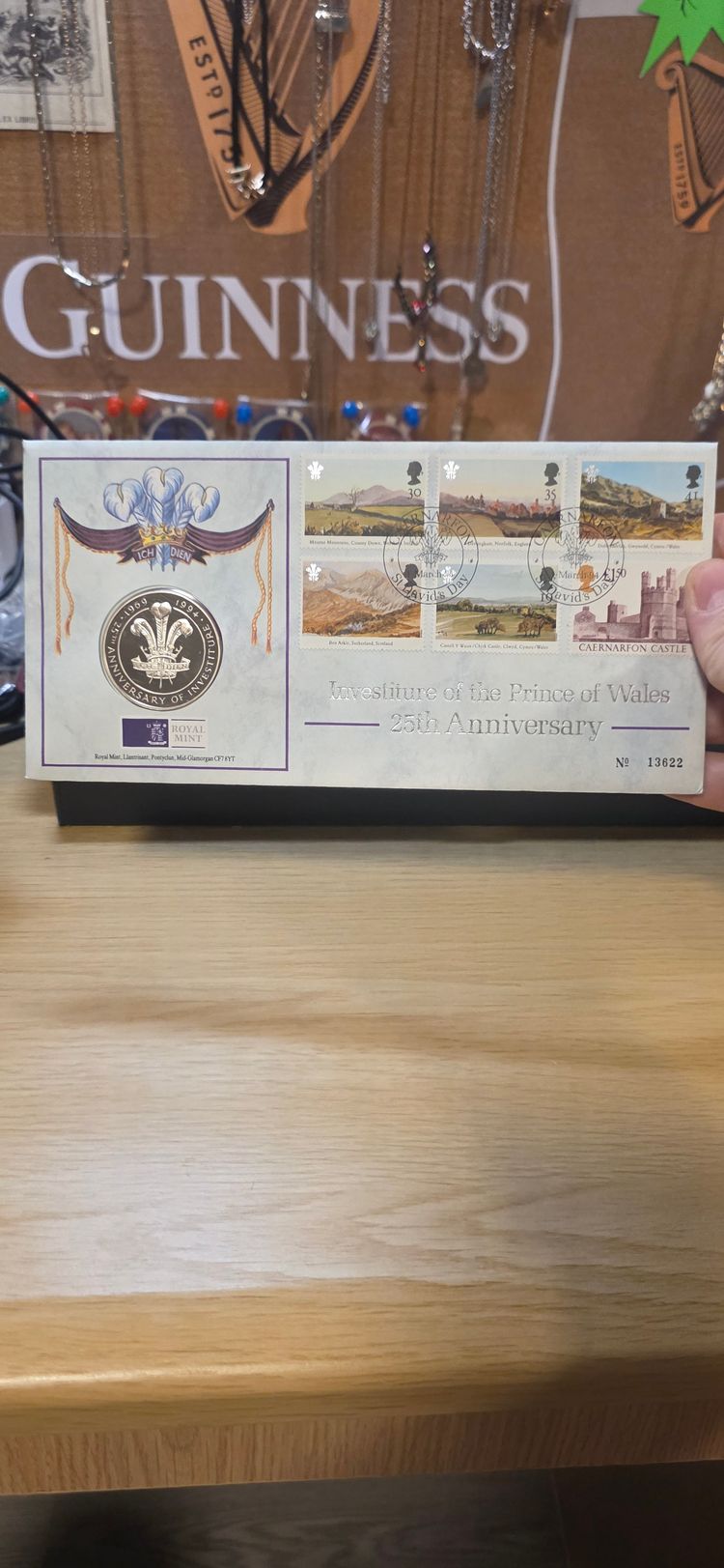 Commemorative Coin Set For The 25Th Anniversary Of The Investiture Of The Prince Of Wales obraz 3