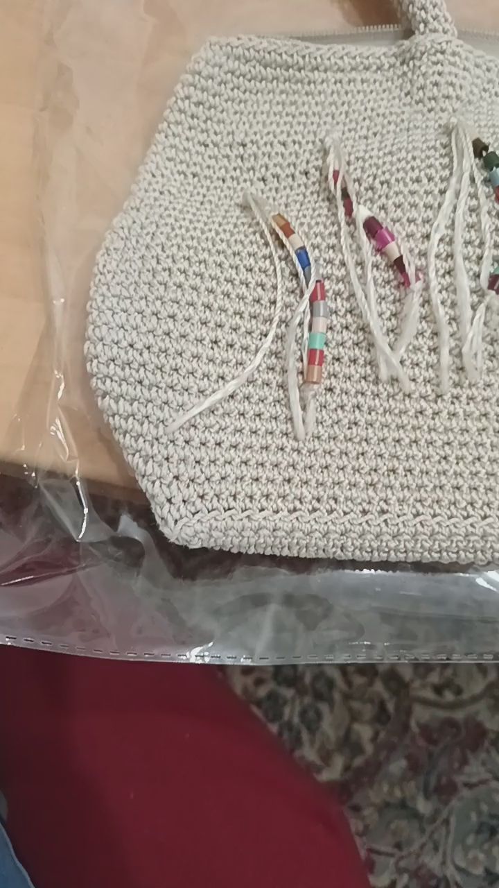 Borsa spalla The Sak stile Boho in cotone all'uncinetto con perline e nappe image 1