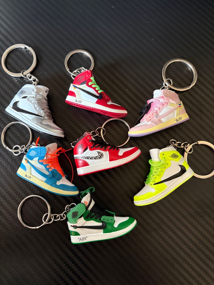 Miniature Sneaker Keychains imagen 1