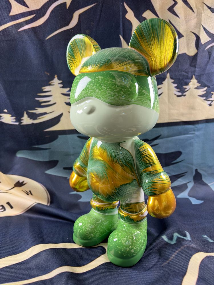 Green And Gold Collectible Bear Figure imagen 2