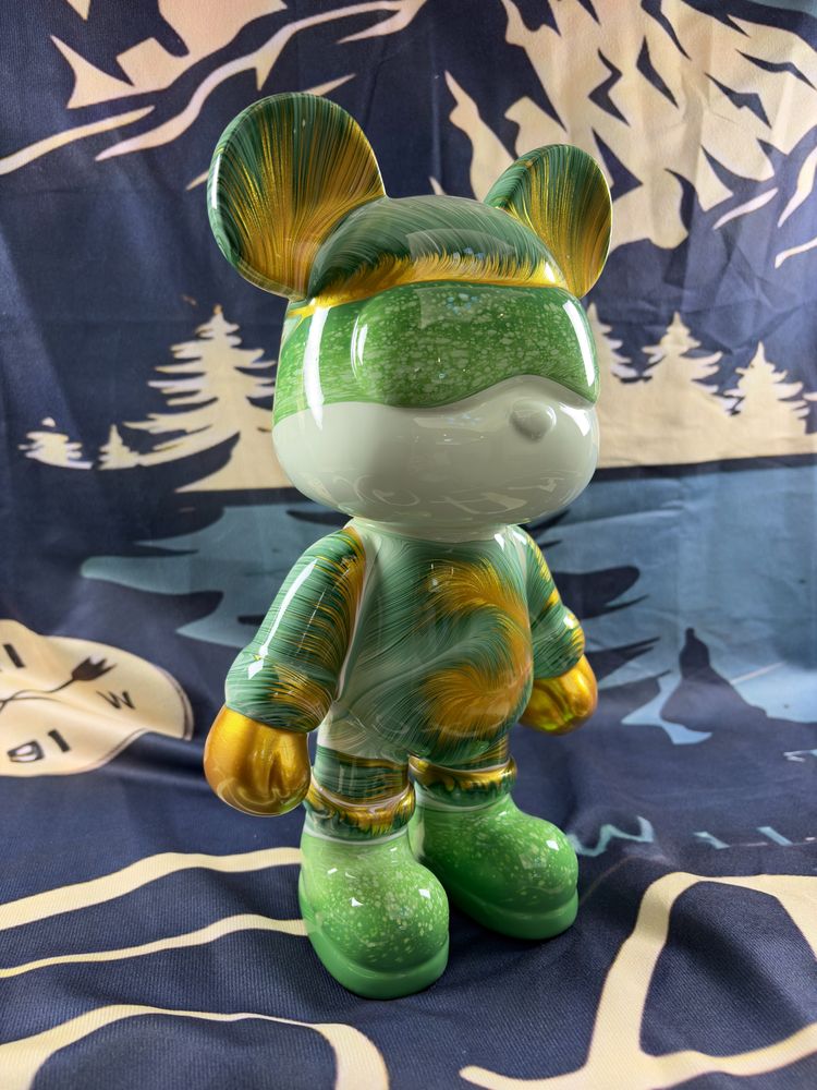 Green And Gold Collectible Bear Figure imagen 3