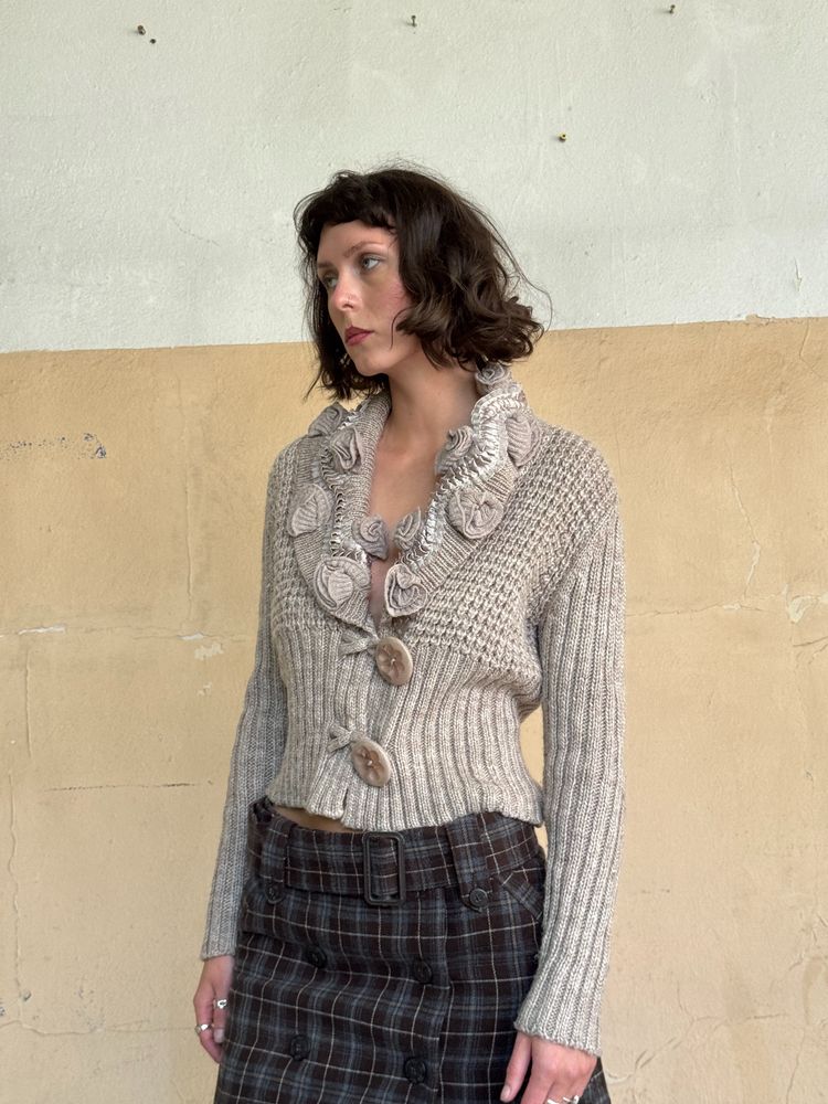 Immagine di beige knitted cardigan with roses 2
