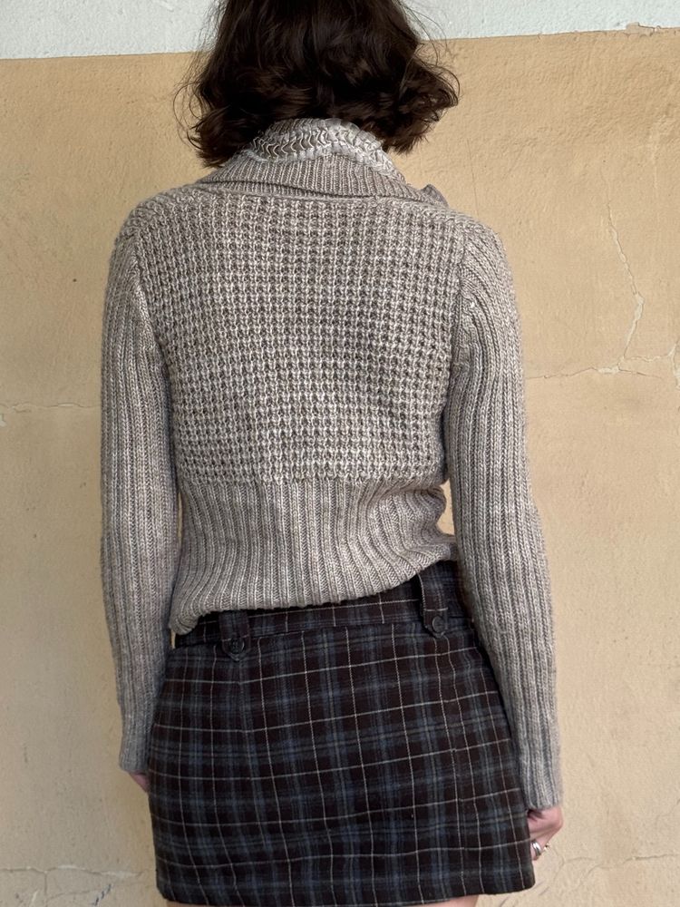 Immagine di beige knitted cardigan with roses 3