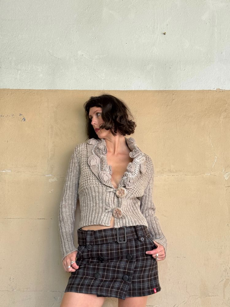 Immagine di beige knitted cardigan with roses 5