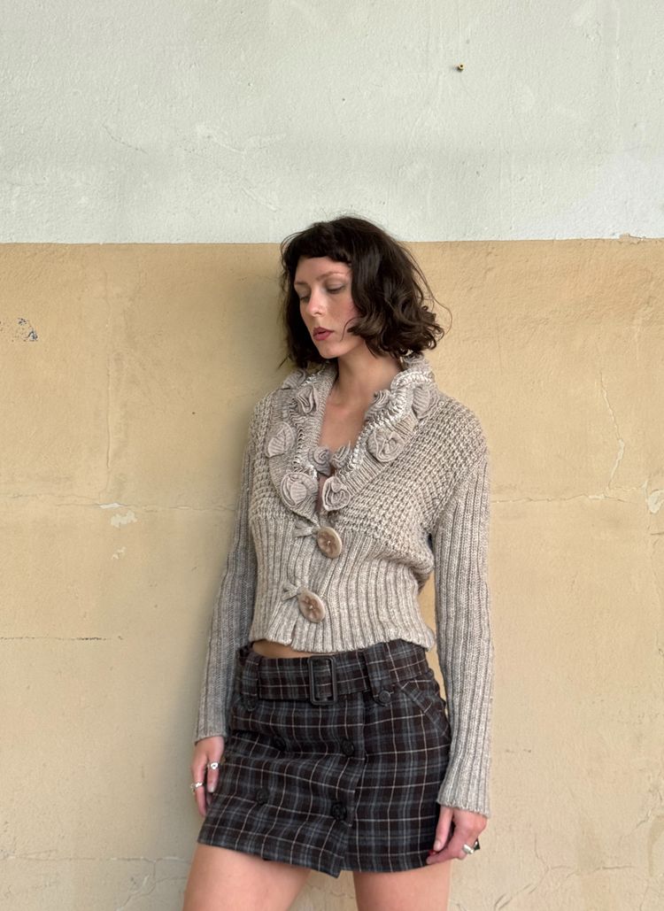 Immagine di beige knitted cardigan with roses 4