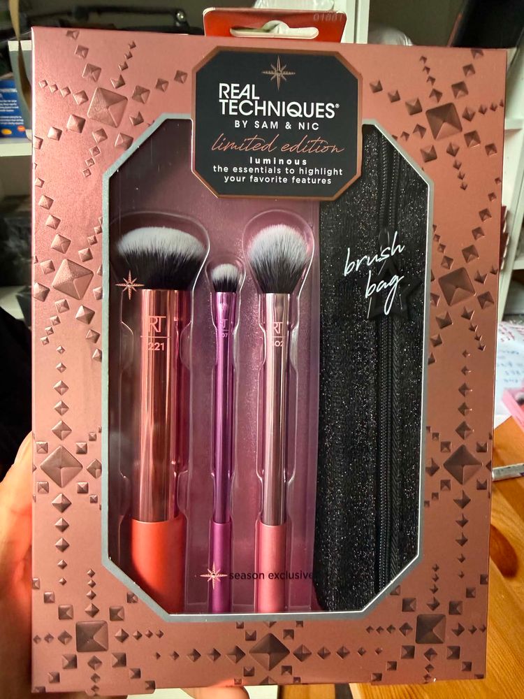 Real Techniques Limited Edition Luminous Brush Set With Brush Bag 5