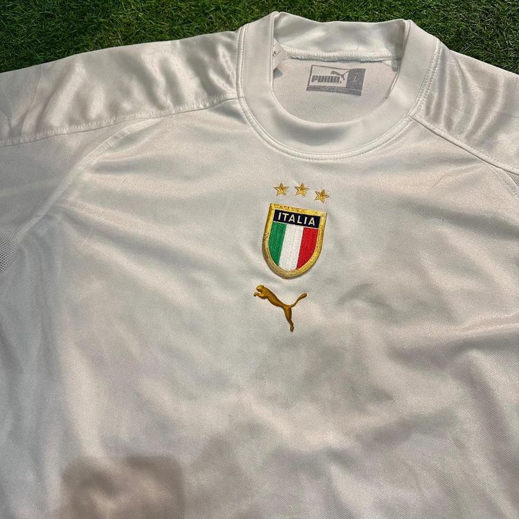 Vintage Italy national 2002 football/soccer shirt/jersey by puma. Has a small hole on the bottom of 2