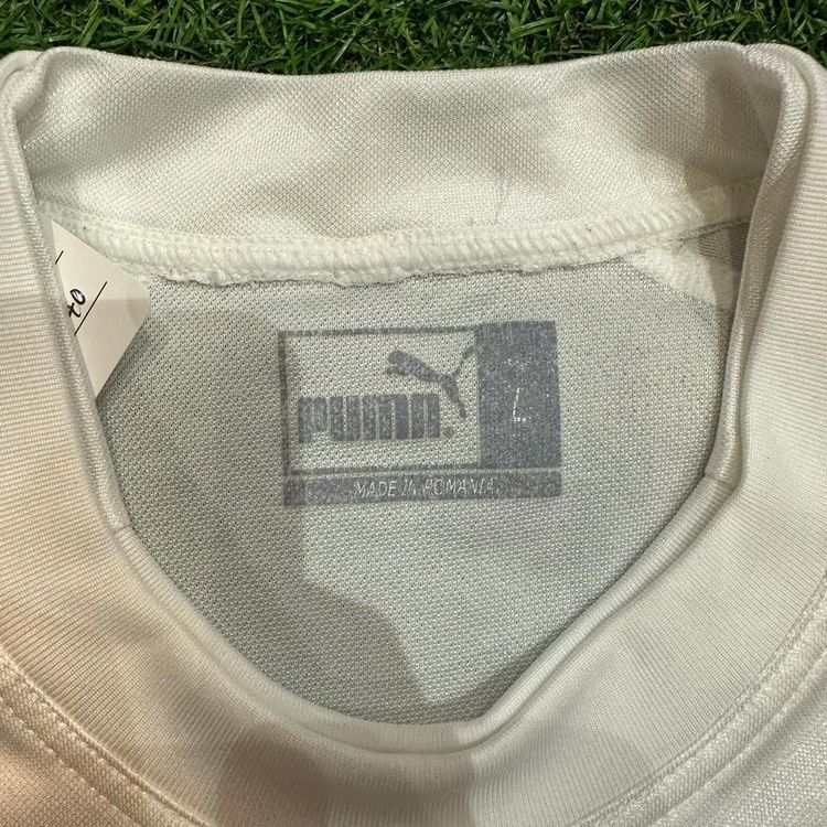 Vintage Italy national 2002 football/soccer shirt/jersey by puma. Has a small hole on the bottom of  5
