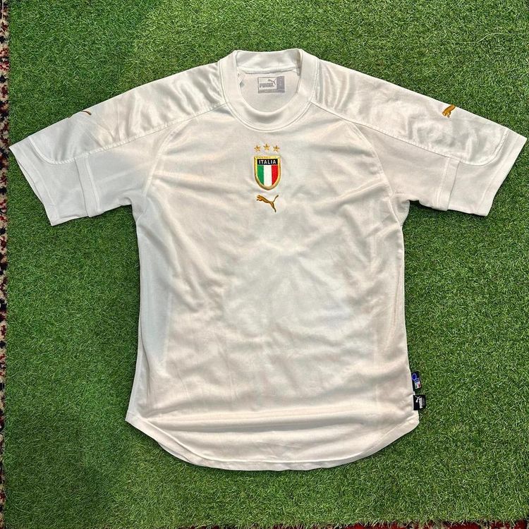 Vintage Italy national 2002 football/soccer shirt/jersey by puma. Has a small hole on the bottom of 