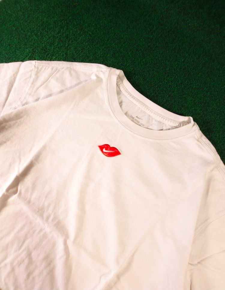 Nike White T-Shirt With Red Lips Embroidery imagen 1