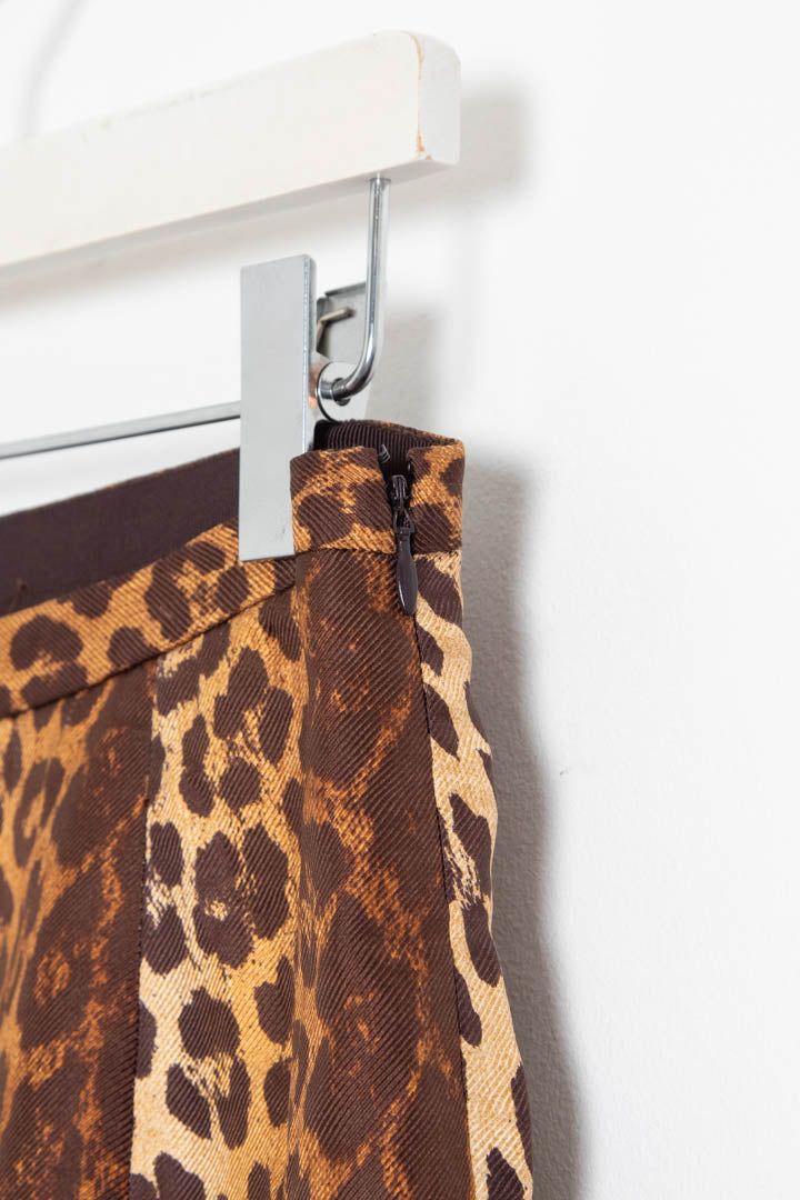 Women's Moschino Leopard Print Structured Gored Silk Skirt (UK 10) imagen 5